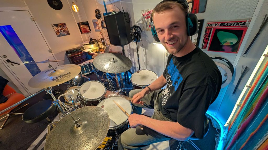 blije drumleerling speelt eigen muziek mee tijdens drumles bij Drumschool Utrecht
