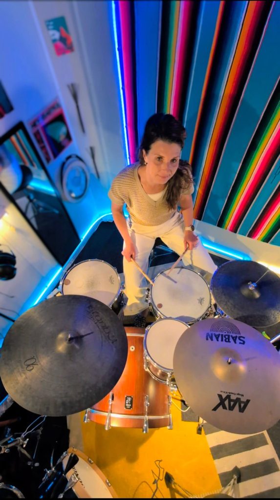 Talentvolle leerling oefent breaks tijdens les bij Drumschool Utrecht