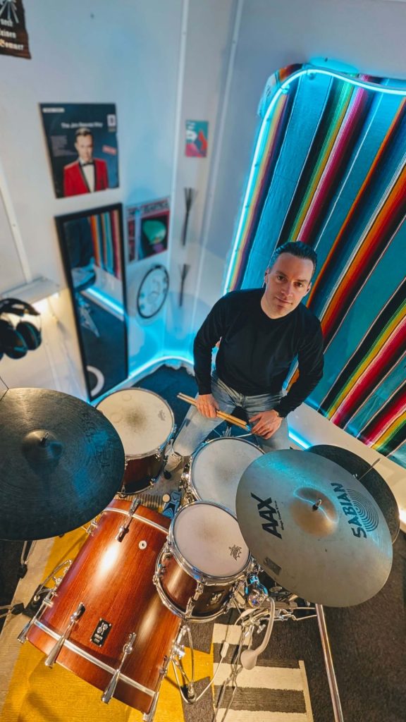 Gevorderde drummer zit klaar voor een soundcheck en opname tijdens drumles bij Drumschool Utrecht