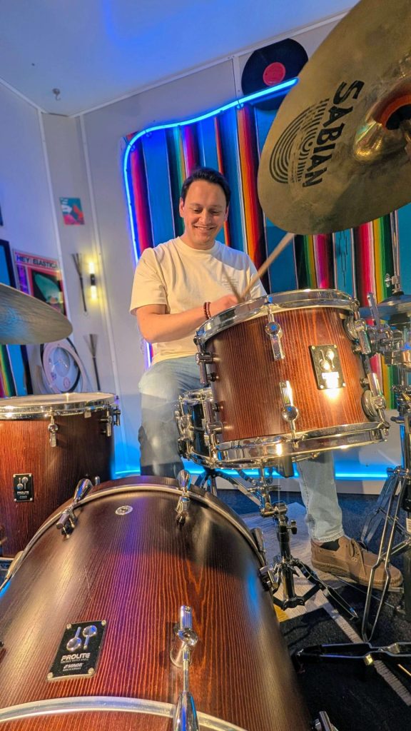 lachende leerling speelt funk tijdens drumles bij Drumschool Utrecht