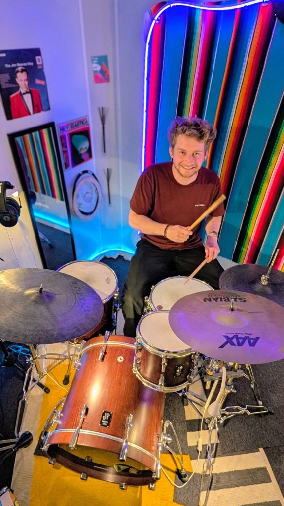 gevorderde leerling speel groove op drumstel van Drumschool Utrecht